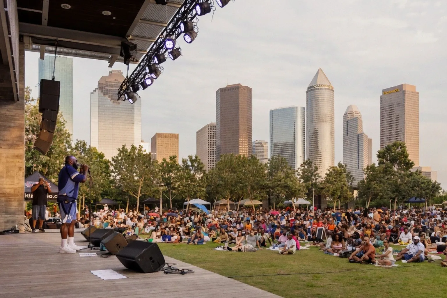 Осенний сезон в Discovery Green: как парк объединяет Хьюстон через искусство и музыку
