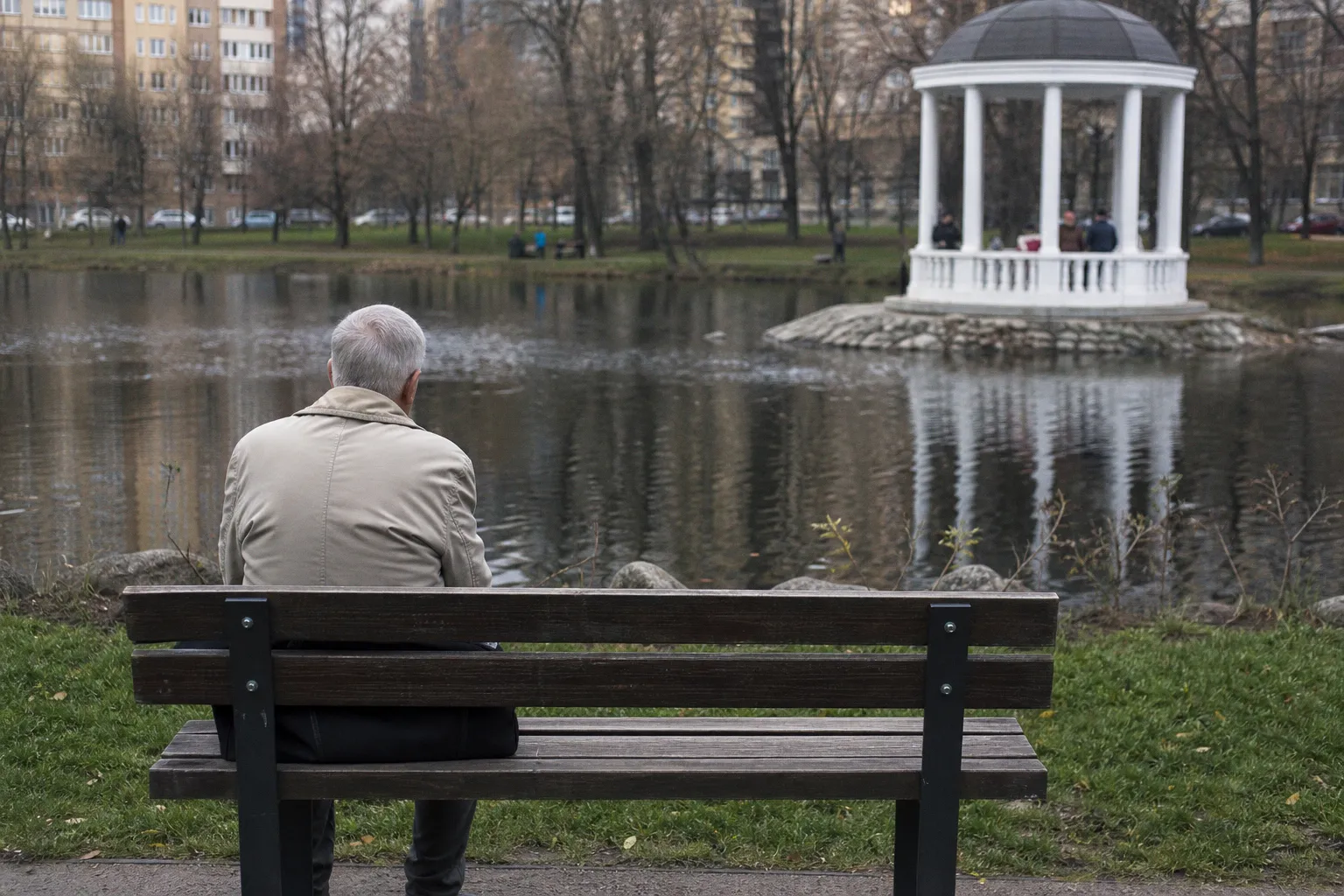 Жить одному — полезнее в разы: 5 советов психологов, почему после 60 лет нужно сократить общение с друзьями